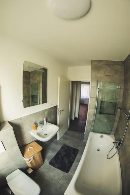 Wunderschoene Neue 3,5 Zimmerwohnung Naehe Kassel Bis 4 Erwachsene 3 Kinder Fuldatal Εξωτερικό φωτογραφία